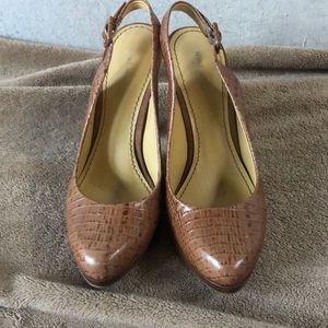 Nine West. Tan alligator closed toe sling backs